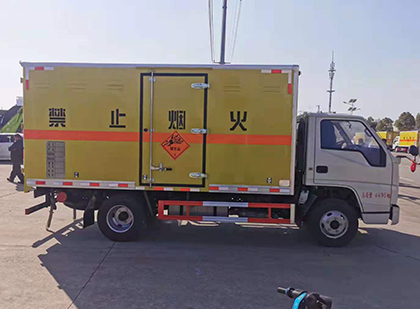 虎林爆破器材运输车工人安全操作规范与智能技术保障